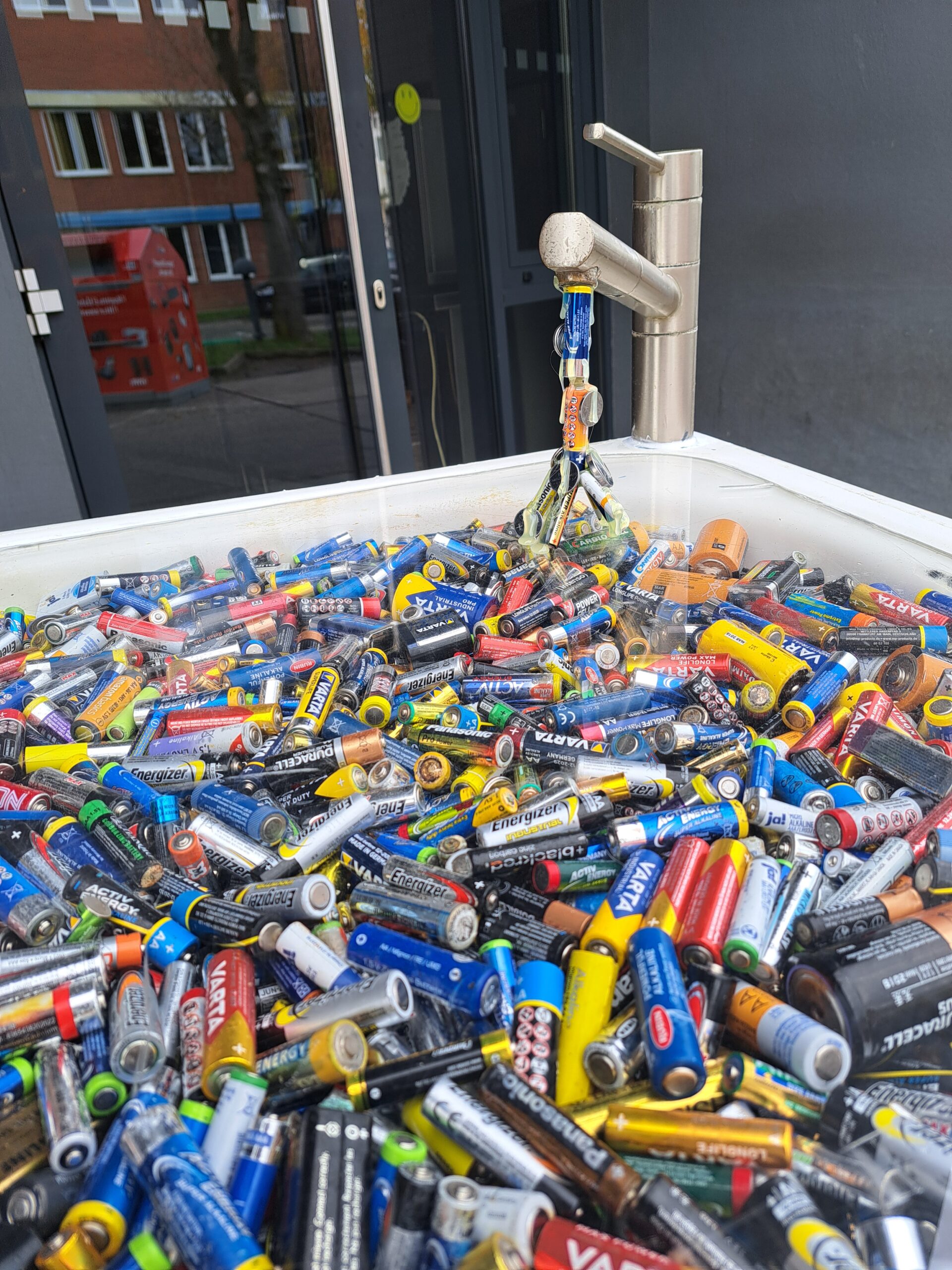 Eine Badewanne voll mit Haushaltsbatterien